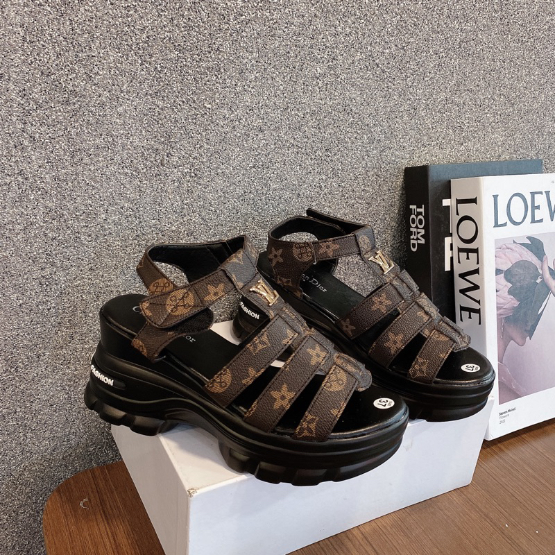 Giày xăng đan bánh mì L V