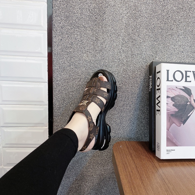 Giày xăng đan bánh mì L V