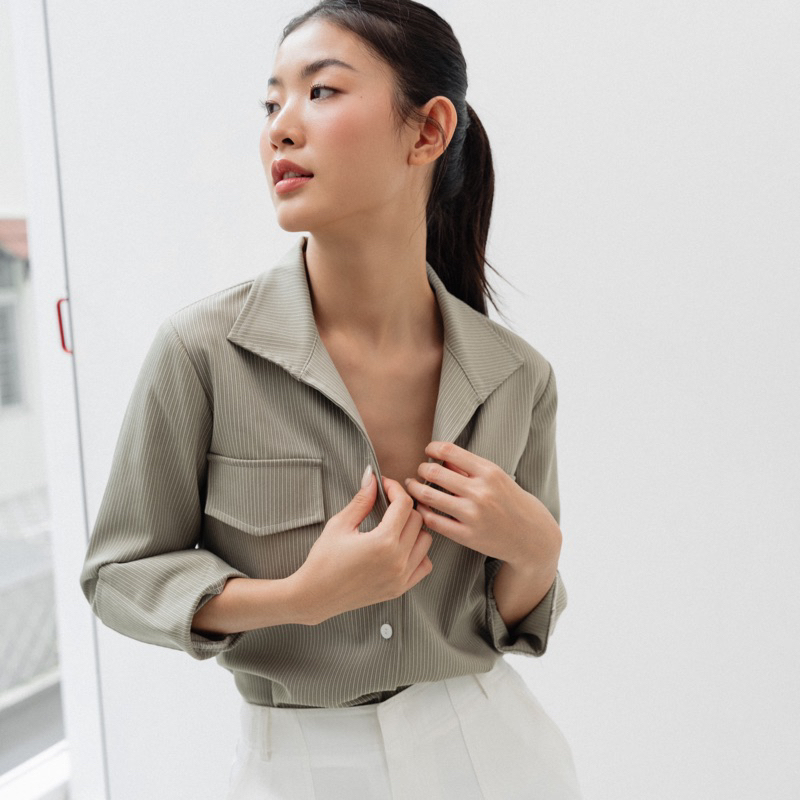 Sơ mi kẻ cổ kiểu V thiết kế phối túi trendy, trẻ trung form áo vừa người dễ mặc, chất vải sọc dệt đứng form sang trọng