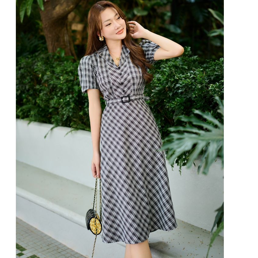 Đầm kẻ xòe A HeraDG thiết kế cổ bẻ ngắn tay kèm đai eo rời cúc bọc trang trí, chân váy xòe nhẹ che khuyết điểm SDCBC2005