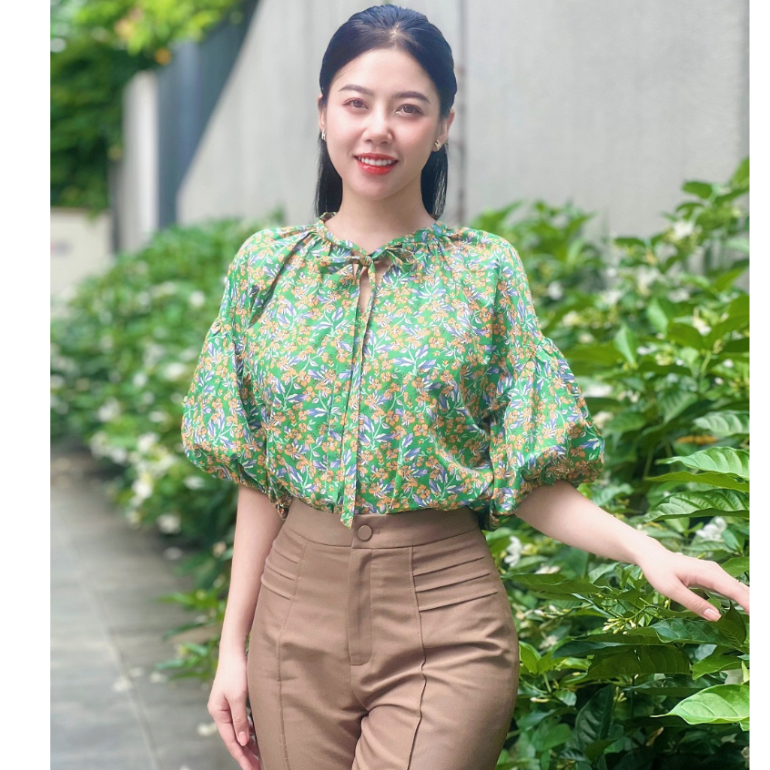 Áo sơ mi nữ ngắn tay họa tiết hoa nhí HeraDG thiết kế cổ tròn buộc dây nơ, vai trễ tay bồng nhẹ trẻ trung SACBC6064