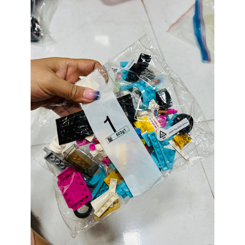 Mô hình lắp ráp Lego Friend 41443 - Ô tô điện Sành điệu của Olivia