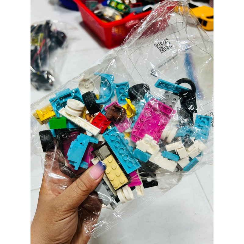 Mô hình lắp ráp Lego Friend 41443 - Ô tô điện Sành điệu của Olivia