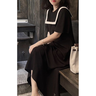 váy đen cổ viền trắng