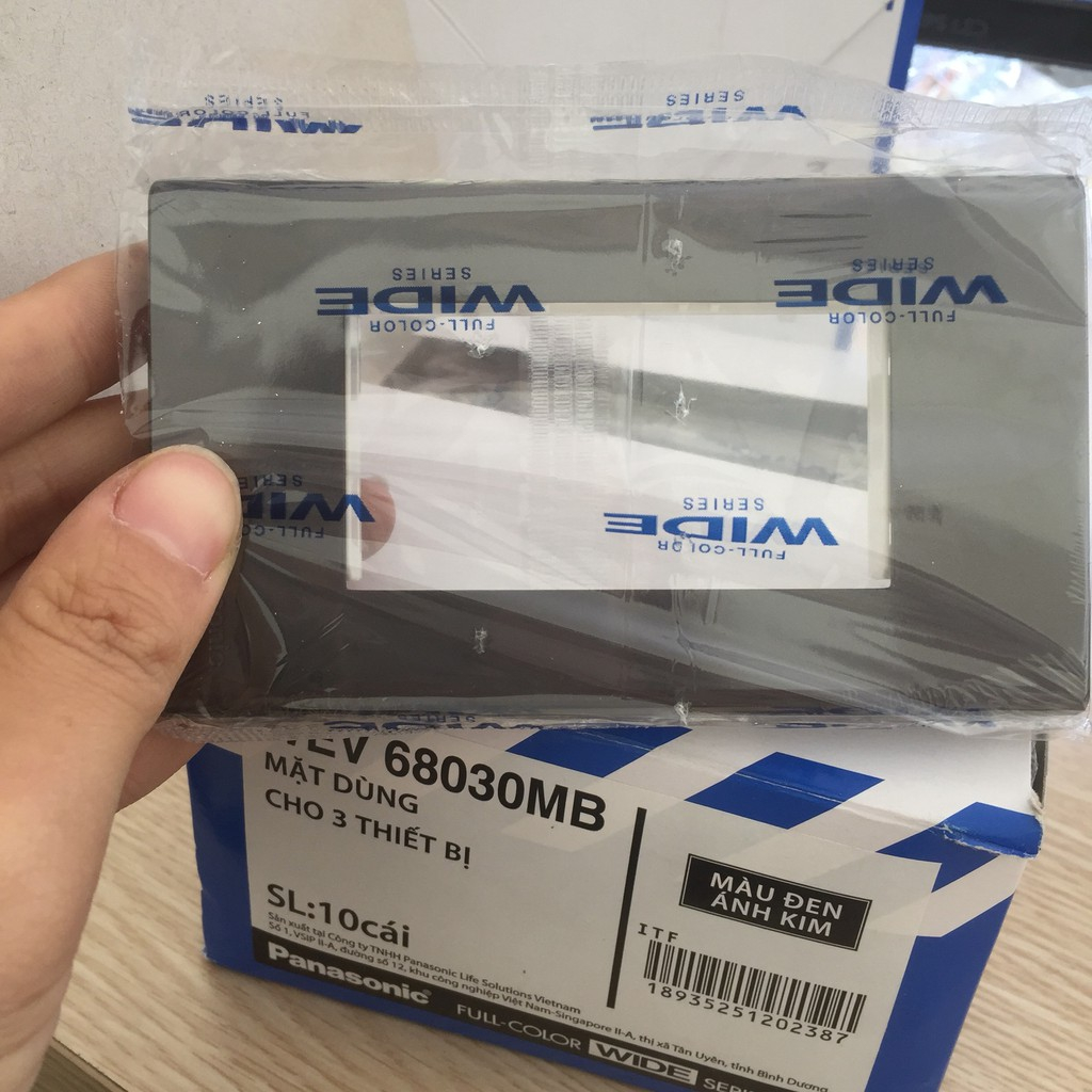 Mặt thiết bị Panasonic dòng WIDE màu đen