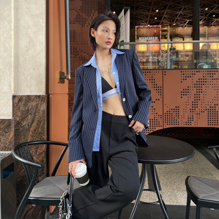 Áo khoác blazer dáng suông THEKAT.SHOP có đệm vai 2 lớp với lớp trong lót lụa thoáng mát, thấm hút mồ hôi tốt