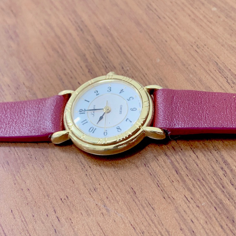 Đồng hồ nữ si hiệu Seiko