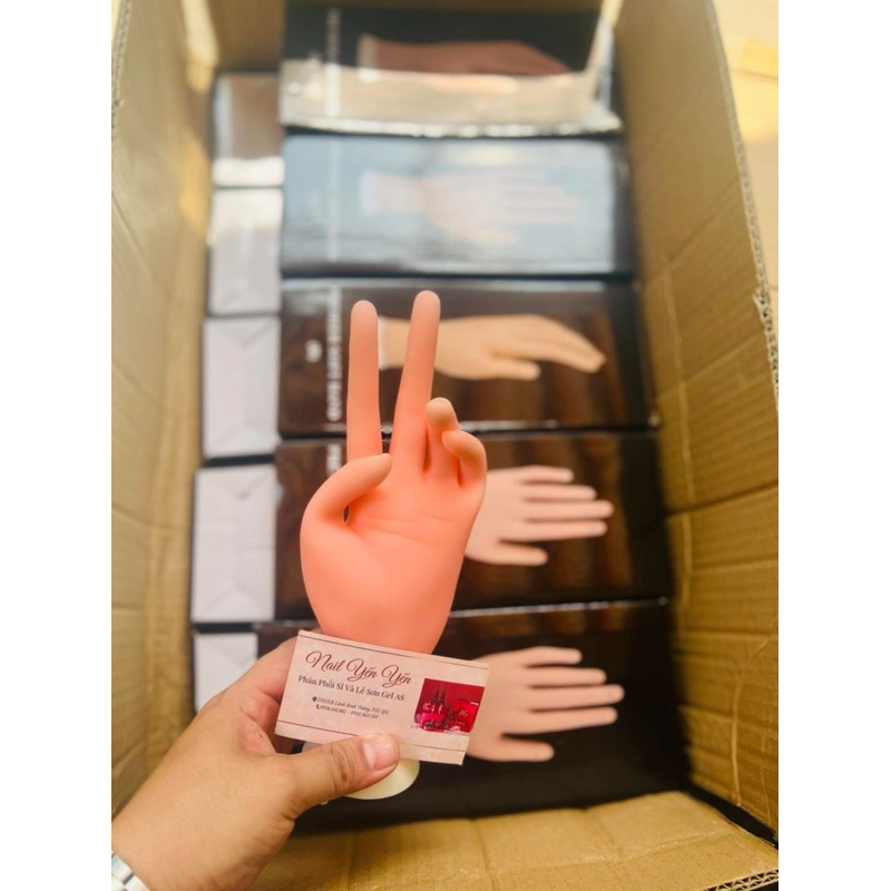 Bàn tay cao su học nail bẻ được linh hoạt