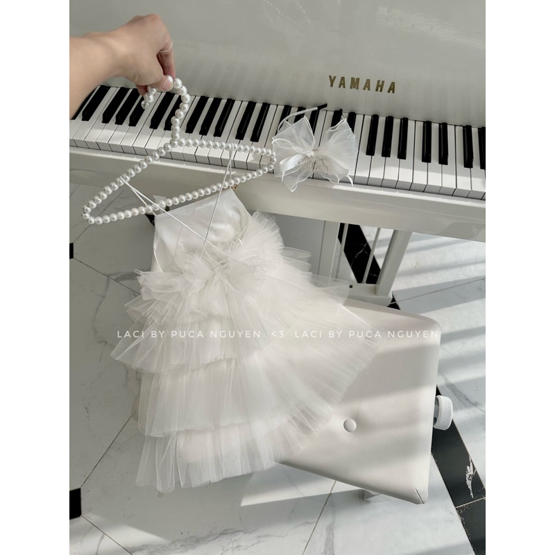 Váy dây trắng sinh nhật bé gái