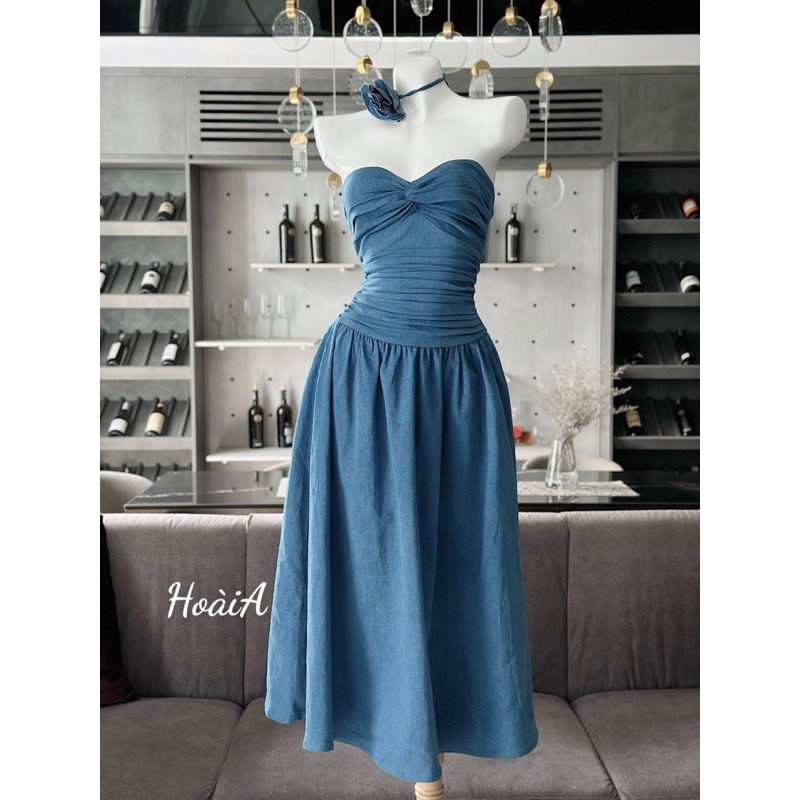 Đầm xoè jean soắn ngực kèm hoa cổ