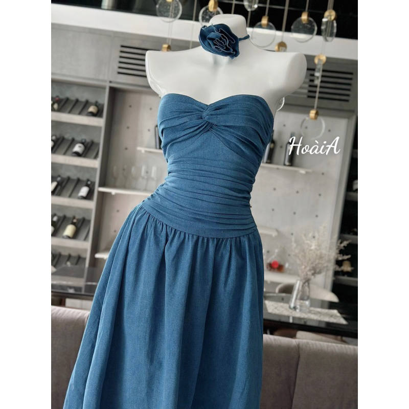 Đầm xoè jean soắn ngực kèm hoa cổ