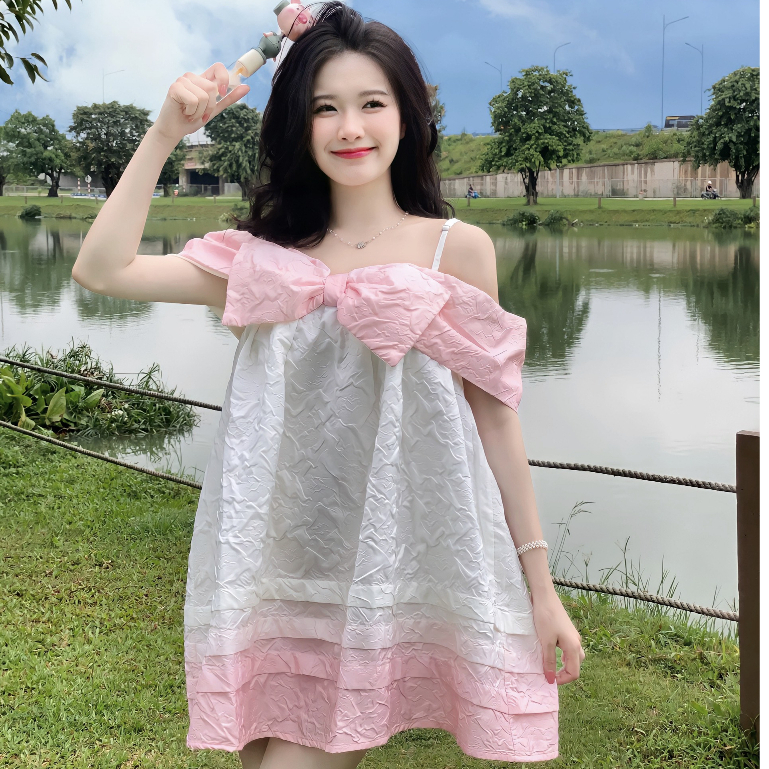 Đầm Babydoll Xòe Nơ Ngực Rớt Vai Loang Hồng