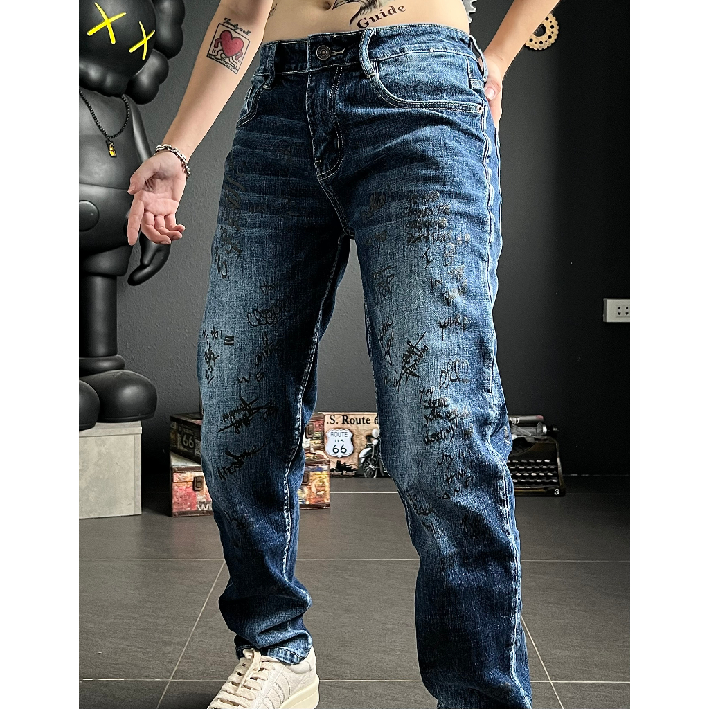 Quần jean nam dài màu xanh đậm in full quần nổi bật chất jean co giãn nhẹ chi tiết như hình J2870 K3 STORE