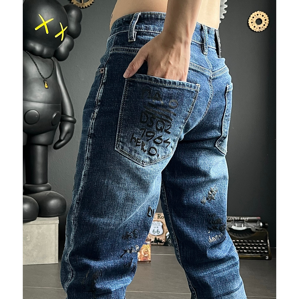 Quần jean nam dài màu xanh đậm in full quần nổi bật chất jean co giãn nhẹ chi tiết như hình J2870 K3 STORE