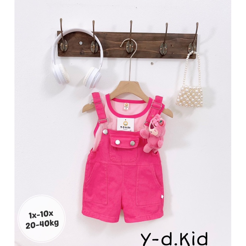 Bộ  ba chi tiết gồm áo thun cotton và yếm hồng kèm gấu dâu cho bé gái siêu đáng yêu