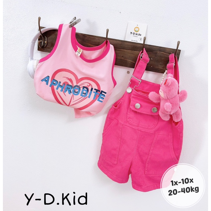 Bộ  ba chi tiết gồm áo thun cotton và yếm hồng kèm gấu dâu cho bé gái siêu đáng yêu