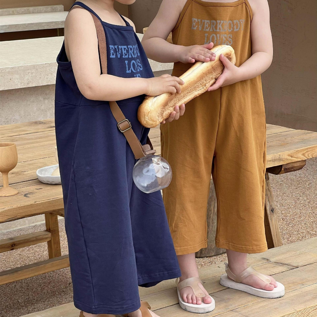 JUMPSUIT COTTON LƯNG ĐÍNH CÚC CHO BÉ GÁI