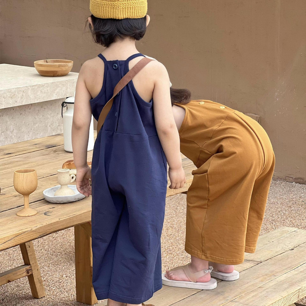 JUMPSUIT COTTON LƯNG ĐÍNH CÚC CHO BÉ GÁI