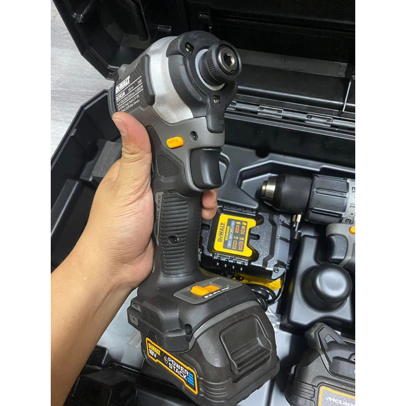 Combo khoan + vít dewalt mclaren