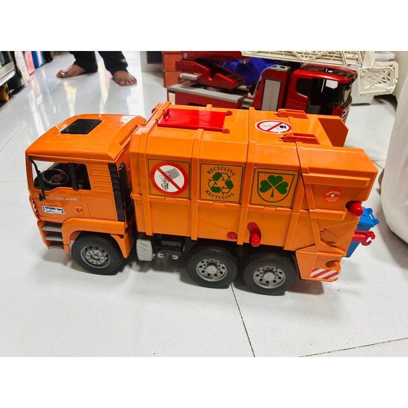 Đồ chơi mô hình xe chở rác Cam Bruder