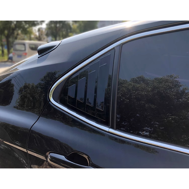 Ốp mang cá phía sau kính đen bóng Toyota Camry 2019-2023