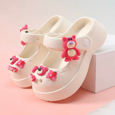 Dép Sục Cho Bé Gắn Charm Gấu Dâu Siêu Đẹp Mềm Êm Chân Dép Quảng Châu