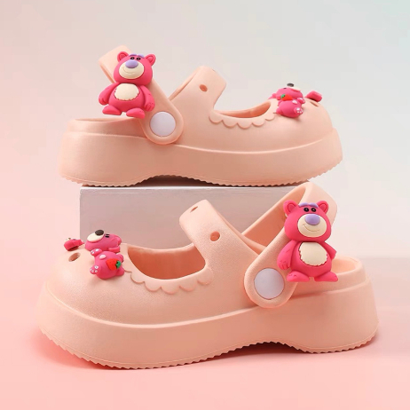 Dép Sục Cho Bé Gắn Charm Gấu Dâu Siêu Đẹp Mềm Êm Chân Dép Quảng Châu