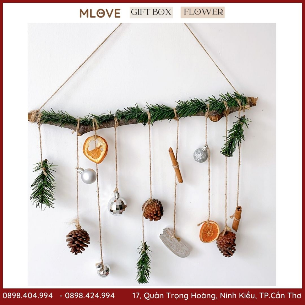 Cây thông gỗ treo tường trang trí noel phong cách vintage kèm phụ kiện trang trí cây thông các loại.