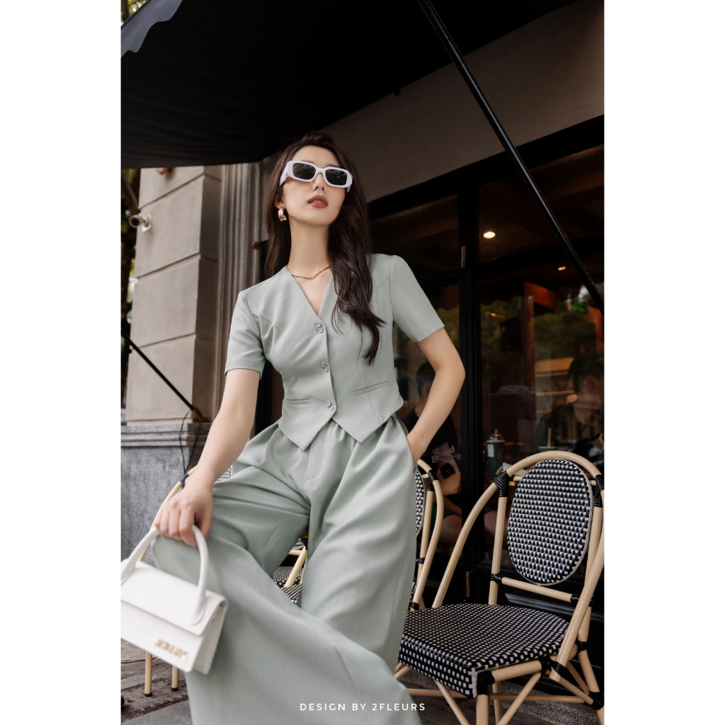 Set đồ công sở Kendy 2Fleurs gồm áo sơ mi croptop ngắn tay thiết kế cổ chữ V cùng quần dài ống rộng chất liệu Gucci xước