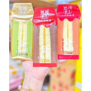 Bánh bông lan tam giác 1 cái ( random hãng vị socola - matcha - dâu -phomai)