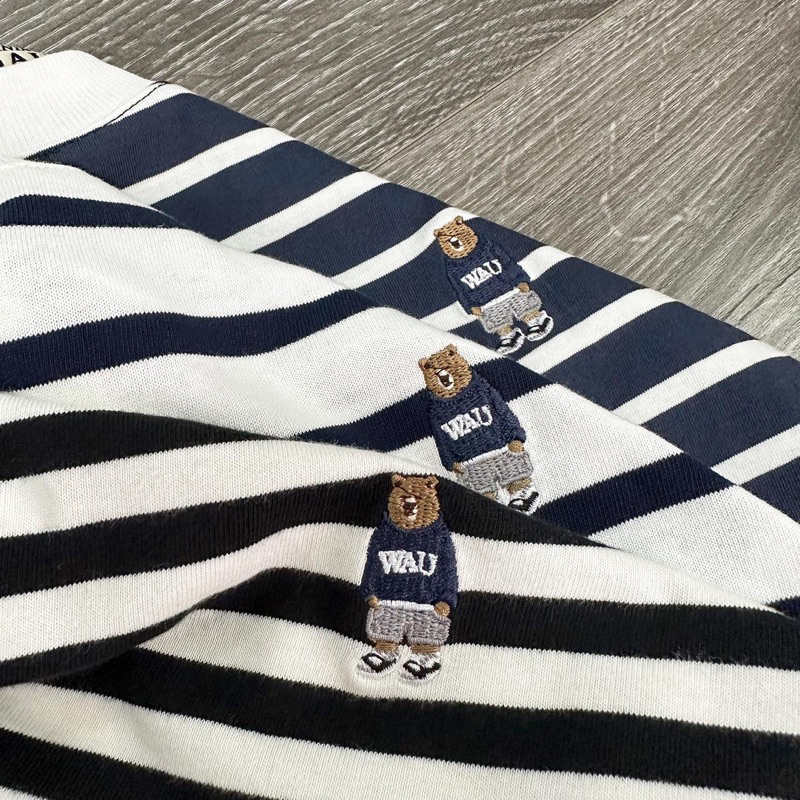 Áo thun croptop sọc thêu logo gấu Whoau