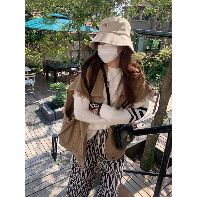 Áo khoác Gile Denim màu nâu kiểu dáng vintage hoạ tiết rách tua phong cách Hàn Quốc