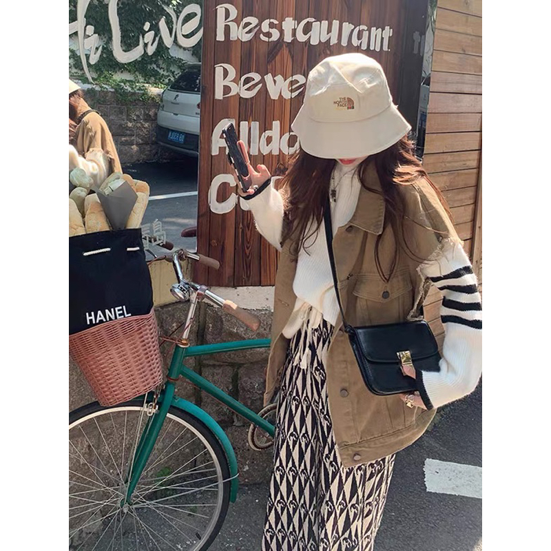 Áo khoác Gile Denim màu nâu kiểu dáng vintage hoạ tiết rách tua phong cách Hàn Quốc