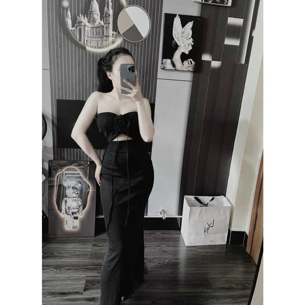 Đầm yếm ống mặc 2 kiểu đính bông hoa ngực ôm body dáng dài cực sexy , chất thun gân mềm mịn dày dặn