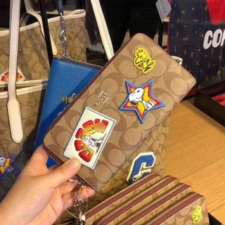 Ví dài C0ach X Peanuts Long Zip hoạ tiết sticker