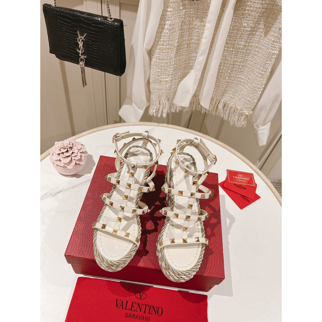 Xăng đan nữ cao gót Valentino V đinh tán cá tính