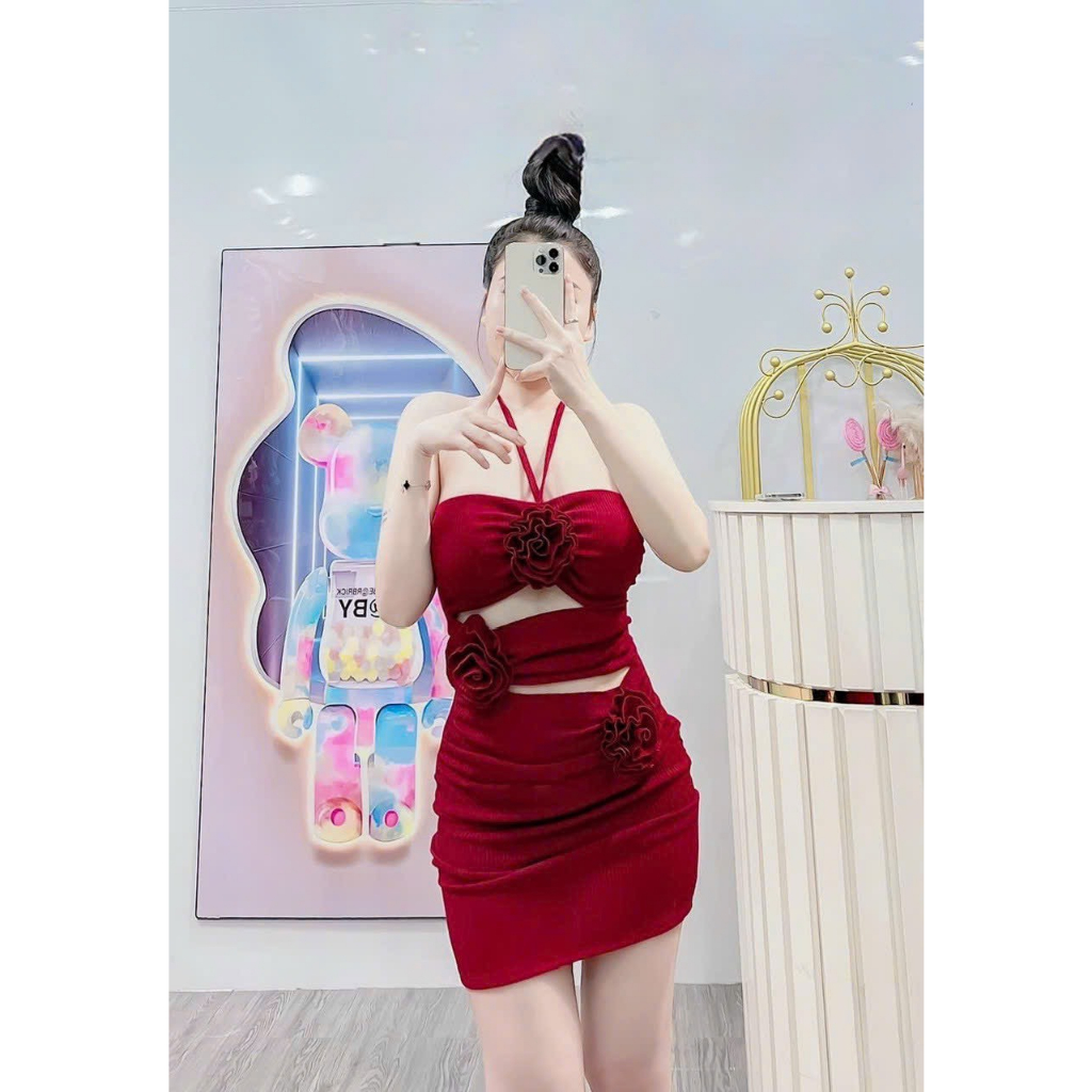 Đầm yếm khoét eo phối 3 bông hoa dáng ngắn ôm body cực sexy , chất thun gân dày dặn có mút