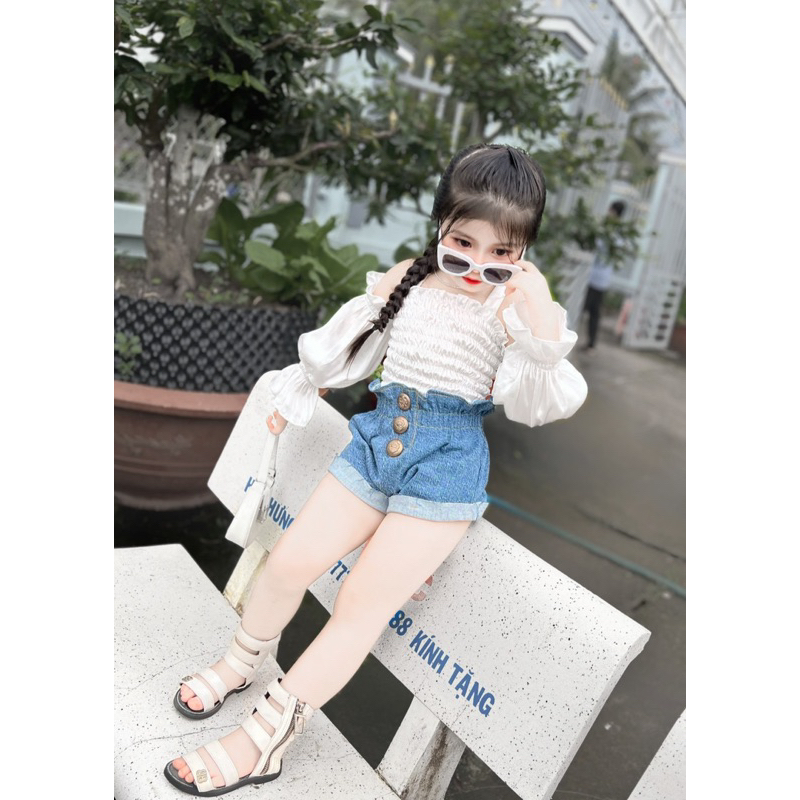 sét quần jeans +áo rớt vai cho bé gái