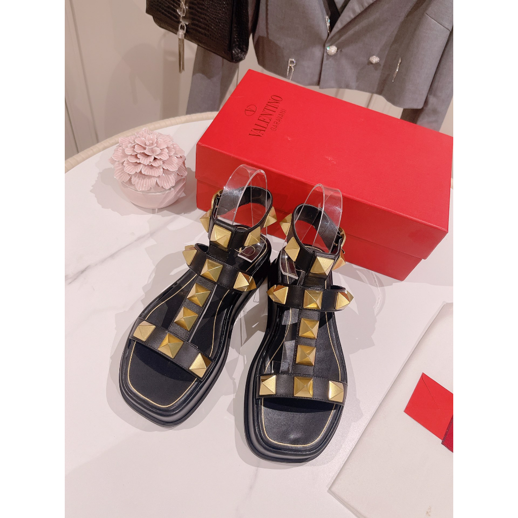 Xăng đan nữ da thật đế thấp Valentino V đinh tán cao cấp
