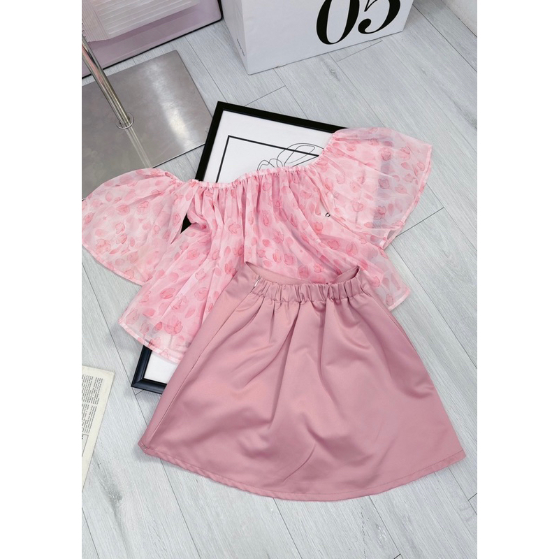 Set hồng áo voan hoa trễ vai + chân váy lụa