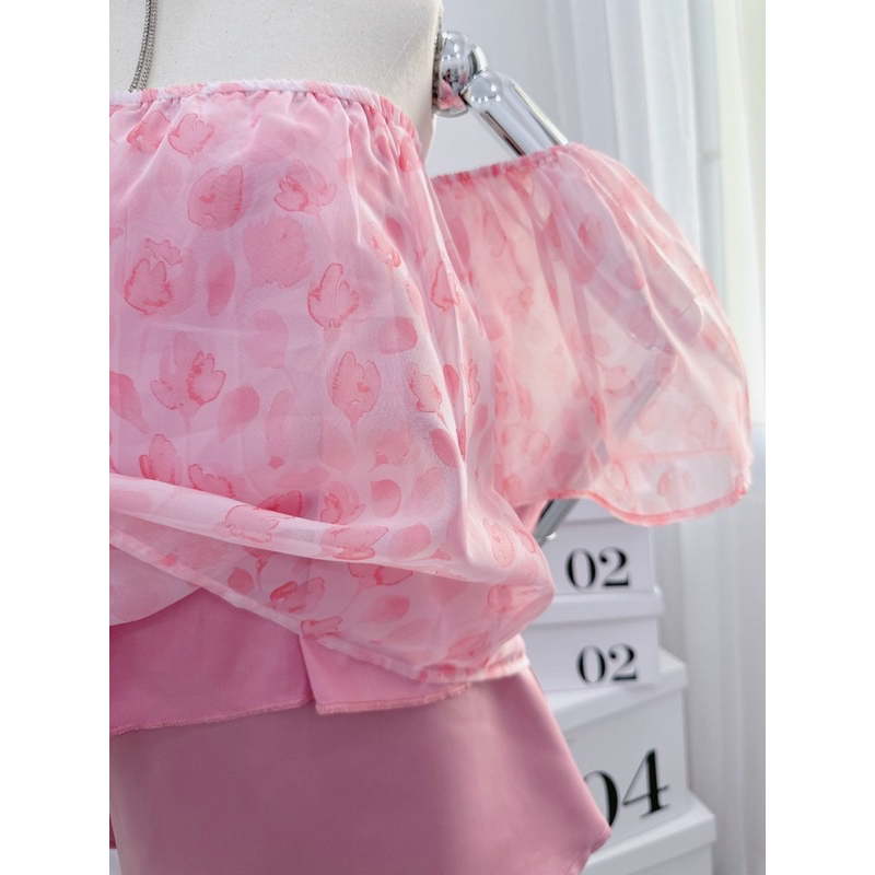 Set hồng áo voan hoa trễ vai + chân váy lụa