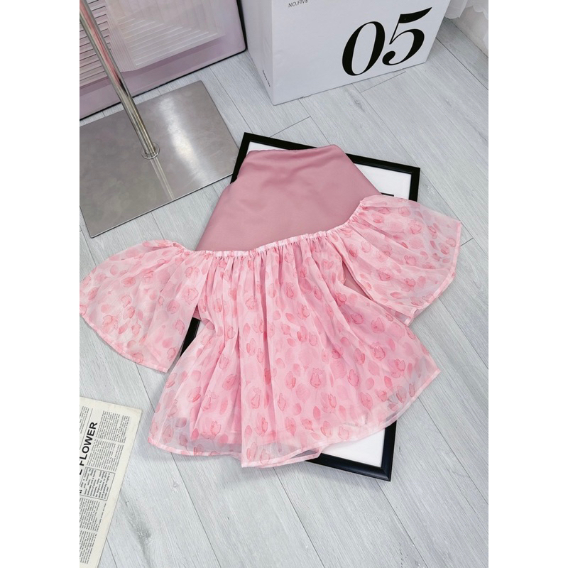 Set hồng áo voan hoa trễ vai + chân váy lụa