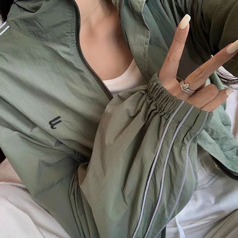 Áo Khoác Dù Nữ Phối Sọc Thêu Chữ Trước Form Croptop - SUPER MAKET