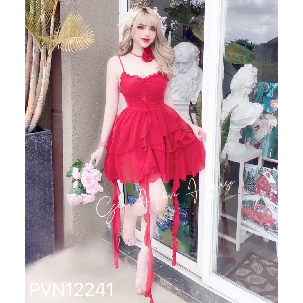 Đầm dây lèo thèo rũ xuống