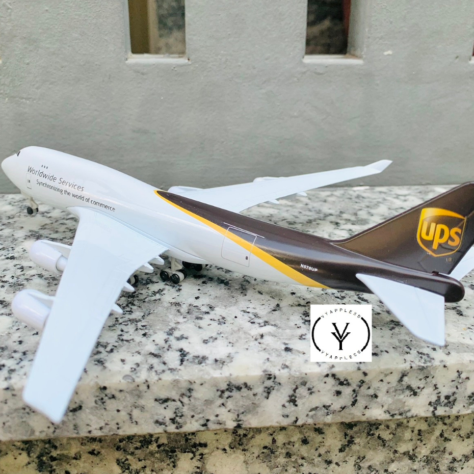 Mô Hình Kim Loại Máy Bay 20cm Boeing 747 "UPs Air Cargo" Có Bánh Xe