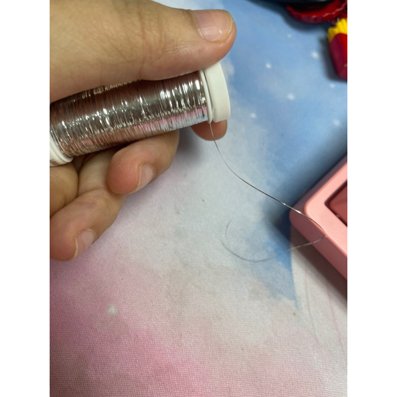 Chỉ kim tuyến sợi dẹt lấp lánh, siêu bắt sáng , dùng để thêu trang trí.