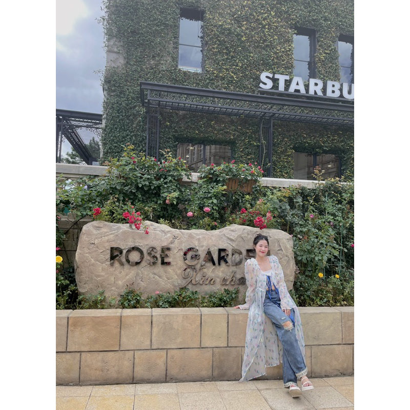 Áo xẻ tà Rosé Blackpink