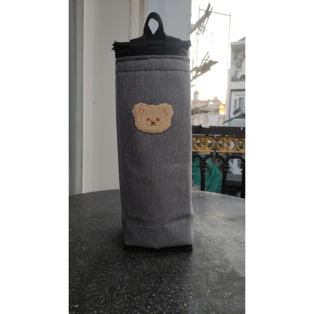 TÚI 1200ML ĐỰNG BÌNH NƯỚC VẢI BỐ 1 MÀU LOGO GẤU - CAO 25CM X NGANG 10CM X RỘNG 10CM