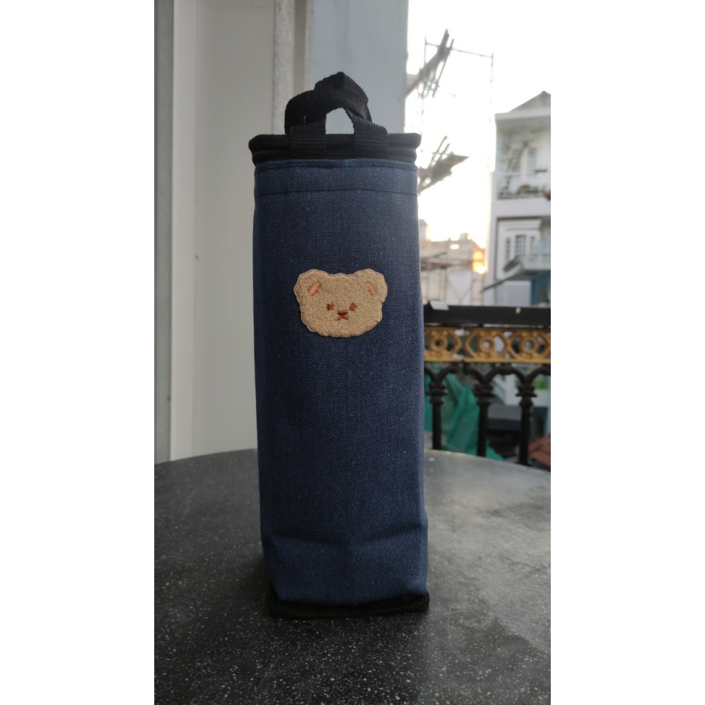 TÚI 1200ML ĐỰNG BÌNH NƯỚC VẢI BỐ 1 MÀU LOGO GẤU - CAO 25CM X NGANG 10CM X RỘNG 10CM