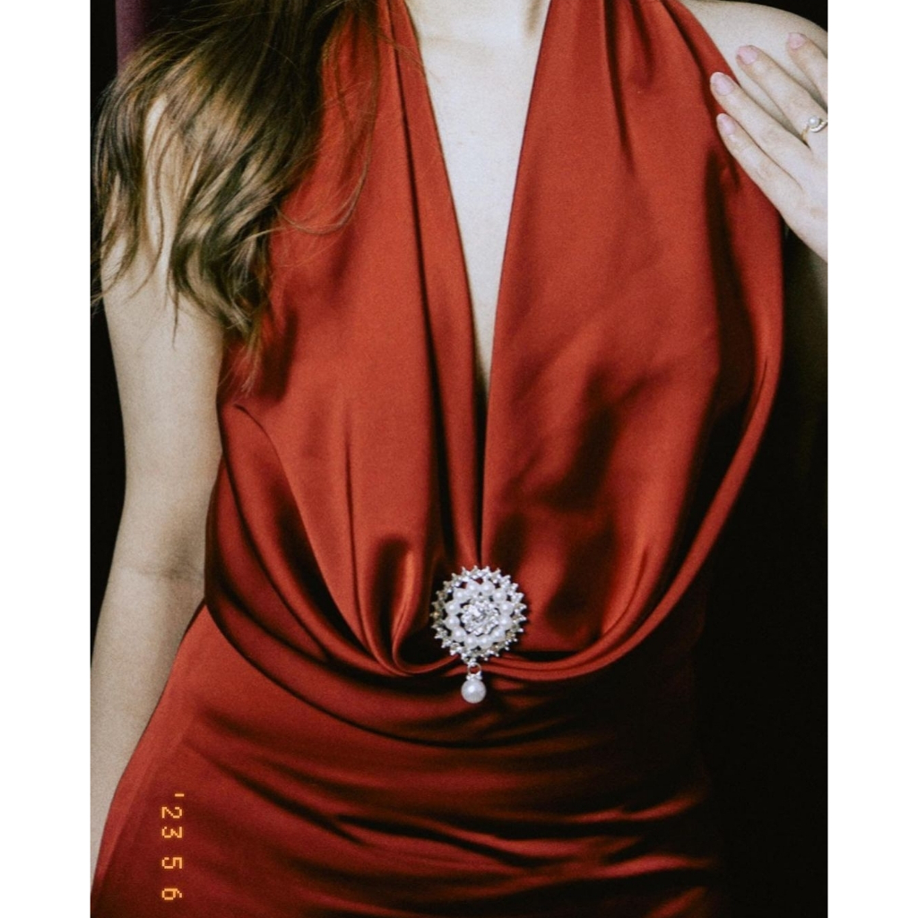 Váy Nữ Xẻ Ngực Đính Charm Sang Trọng BYDI Design, Đầm Thiết Kế Khoét Lưng Tôn Dáng BYDI Fashion | CRUELLA DRESS